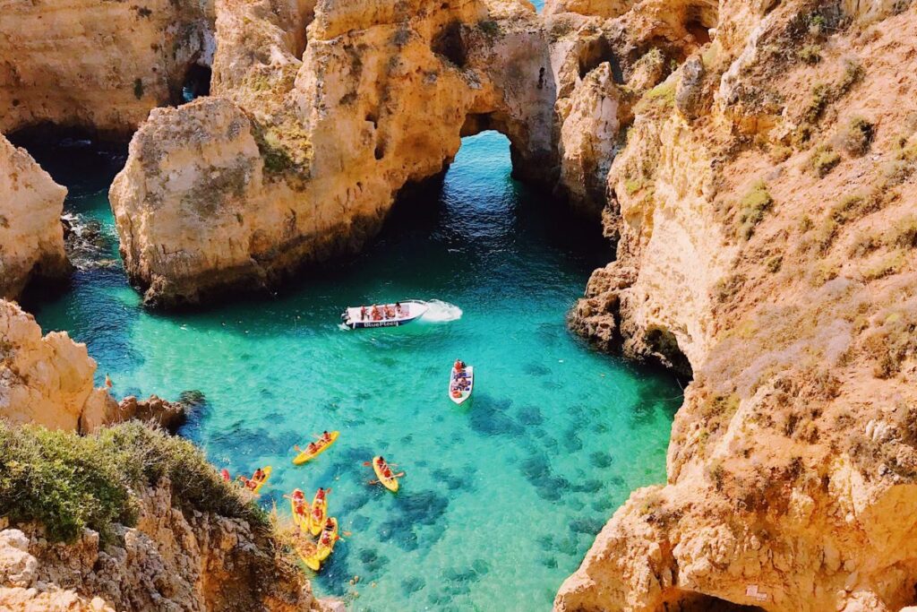 Sentier de randonnée au-dessus d’une calanque aux eaux turquoise près de Marseille
