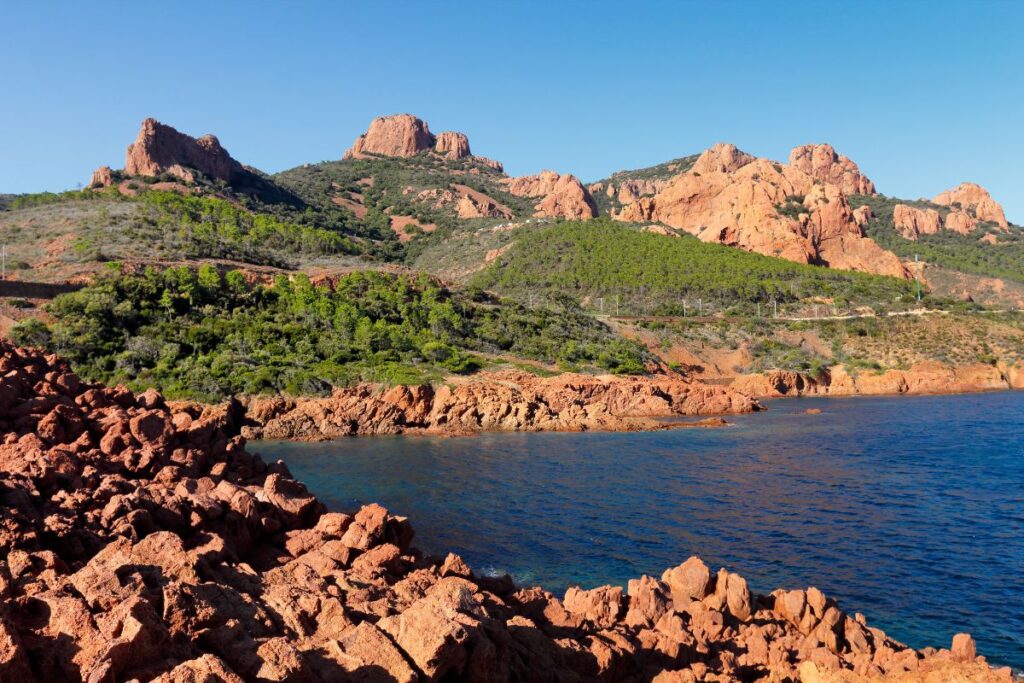 Roches rouges volcaniques du massif de l’Estérel dominant la Méditerranée