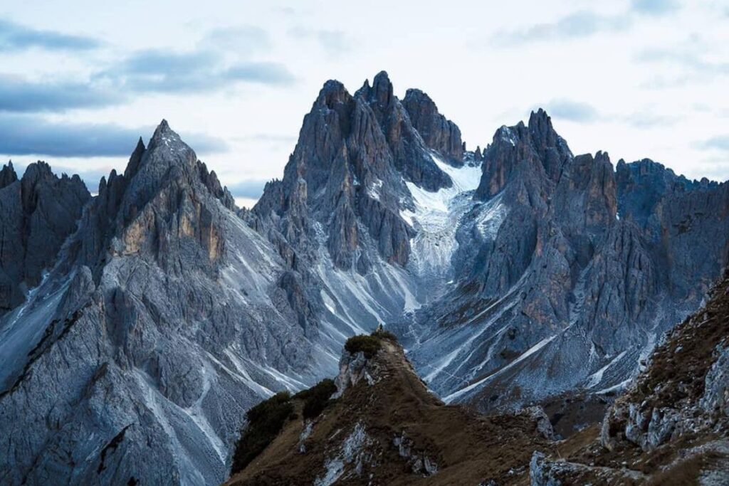 Pics rocheux des Dolomites en automne, avec vallée et forêts de mélèzes aux couleurs chaudes, Italie