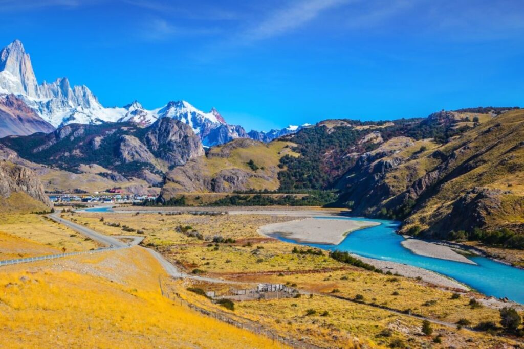 Tours de granit de Torres del Paine au-dessus d’un lac glaciaire en Patagonie chilienne