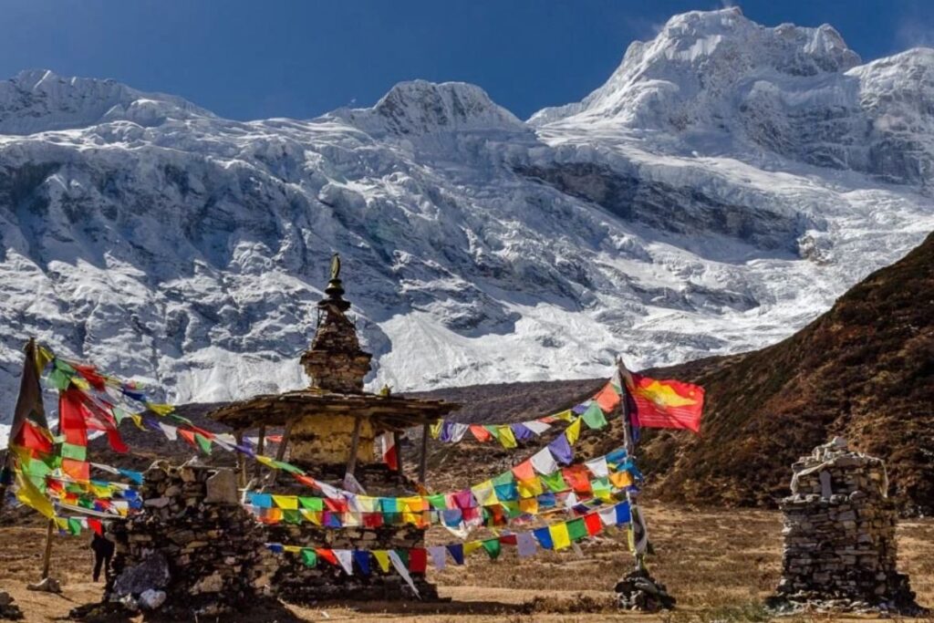 Sommets enneigés de l’Himalaya au-dessus d’un sentier de trek dans la région de l’Annapurna, Népal