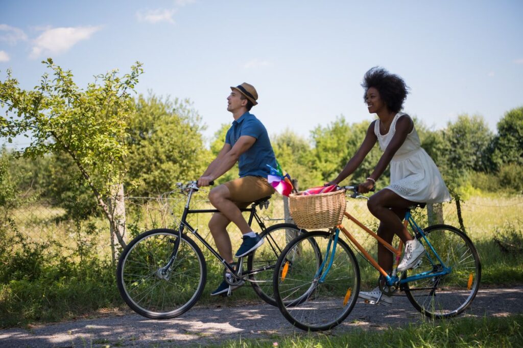 Cyclistes sur une allée arborée du parc du château de Versailles, près du Grand Canal