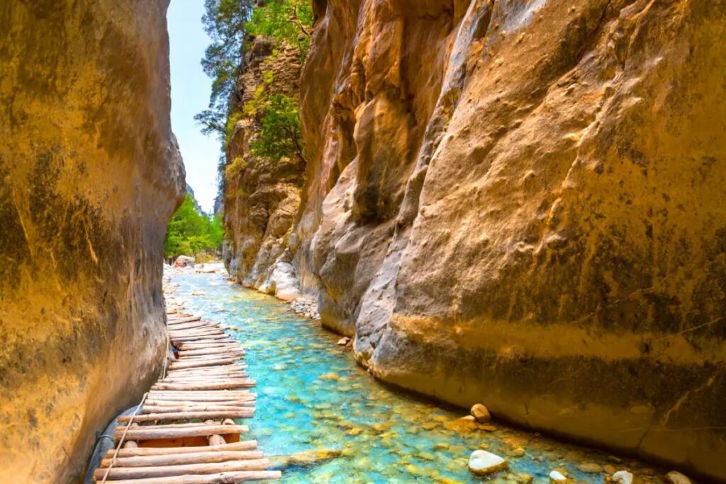 Sentier au fond des gorges de Samaria entre hautes parois rocheuses, dans l’ouest de la Crète