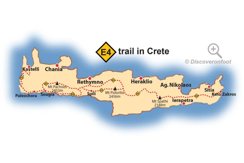 Randonneur sur un sentier caillouteux du E4 dans les montagnes de l’ouest de la Crète