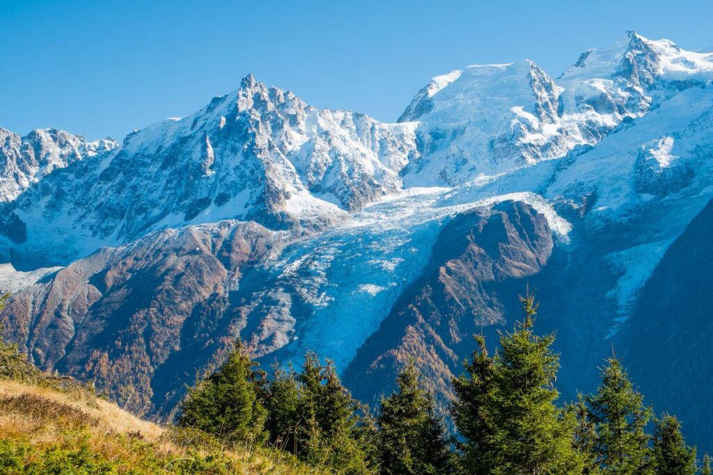 Sentier du Tour du Mont-Blanc au-dessus des Houches avec vue sur le massif du Mont-Blanc