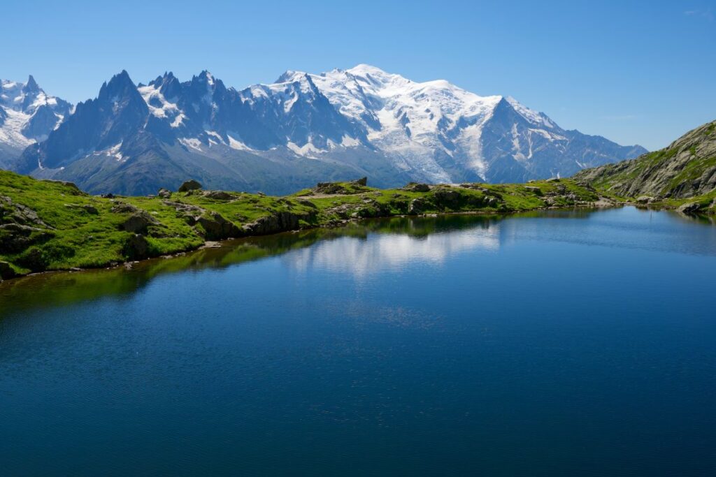 Randonneurs sur le sentier du col du Bonhomme lors du Tour du Mont-Blanc
