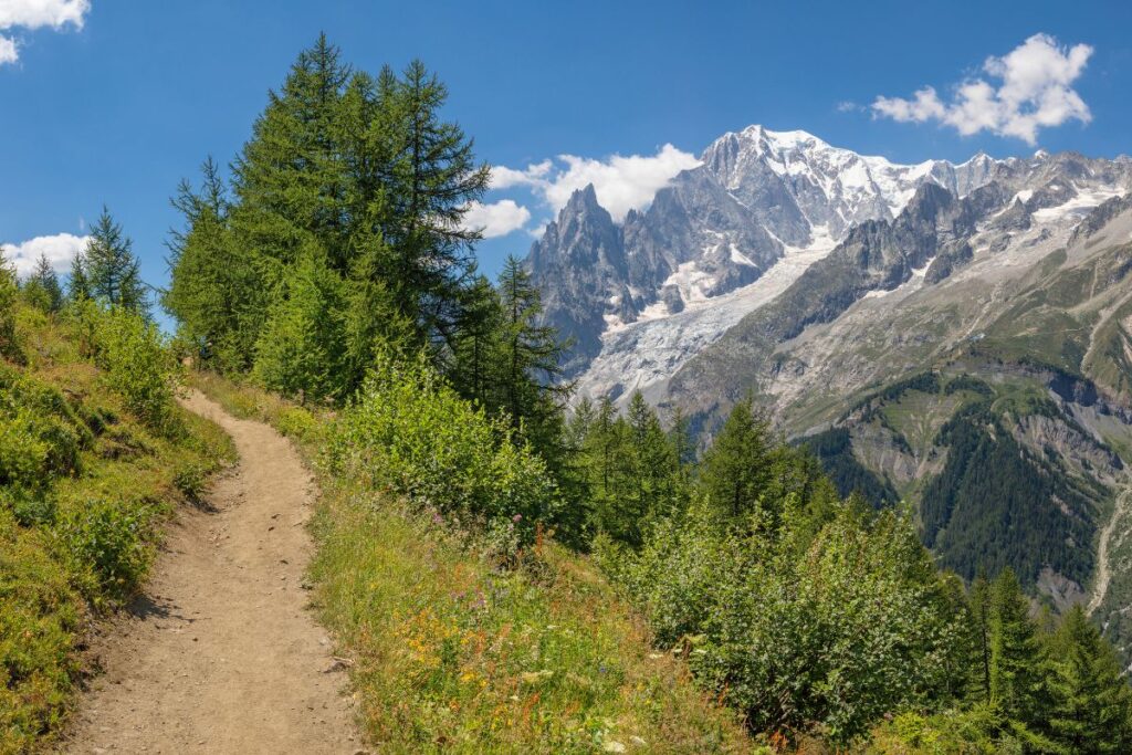 Lac de Champex et chalets valaisans sur le Tour du Mont-Blanc en Suisse