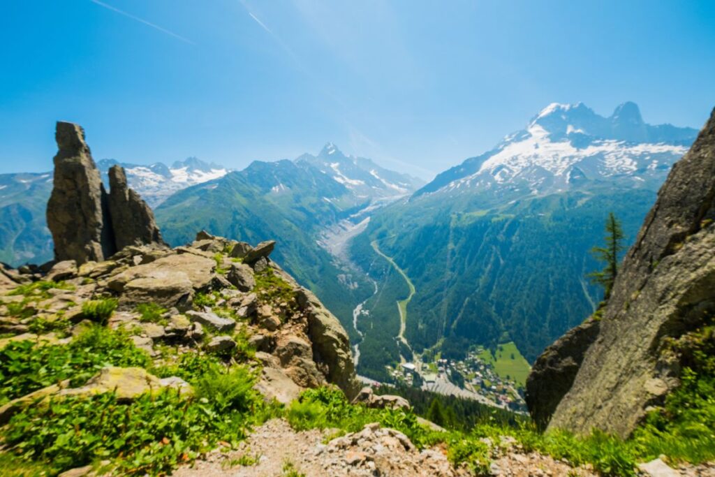 VTT de montagne équipé pour un raid de plusieurs jours autour du Mont-Blanc