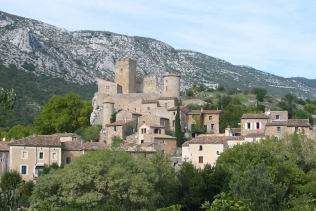 Village de pierre de la vallée de la Buèges au pied d’un piton rocheux dans l’Hérault