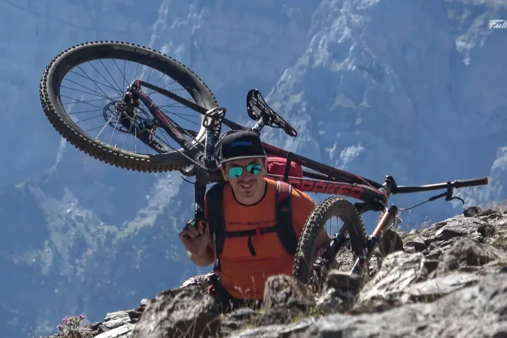 Alexis Righetti en VTT sur un terrain de haute montagne enneigé