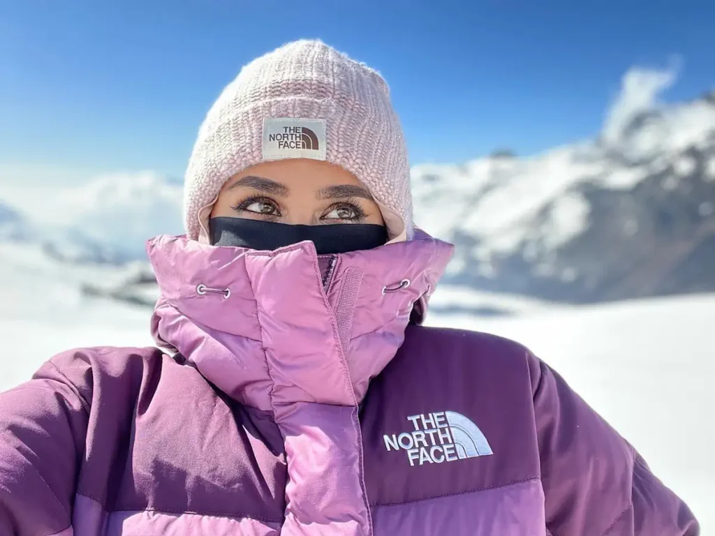 Amira Patel, fondatrice de The Wanderlust Women, en randonnée