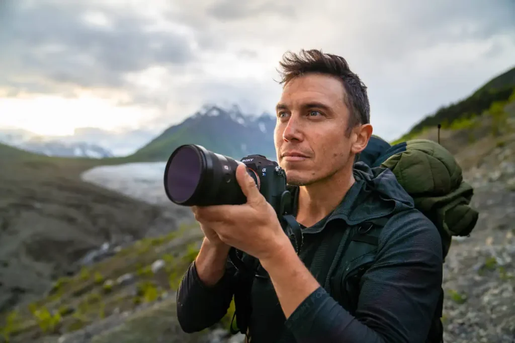 Portrait du photographe d’aventure américain Chris Burkard en extérieur