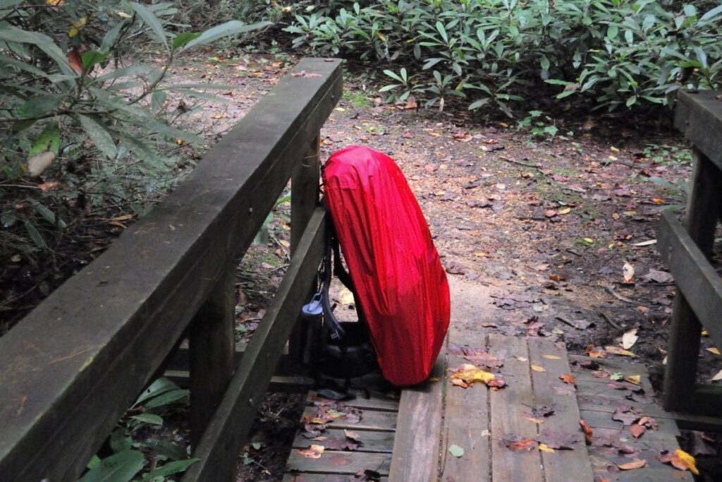 Housse de pluie imperméable installée sur un sac à dos de randonnée
