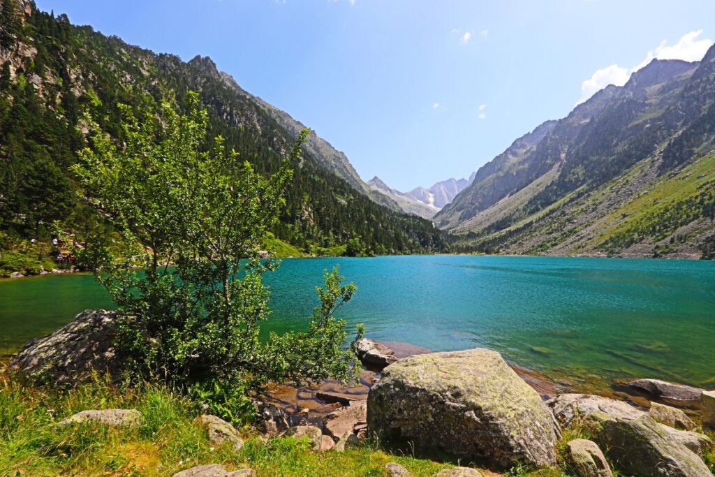 Lac de Gaube aux eaux turquoise avec le massif du Vignemale en arrière-plan