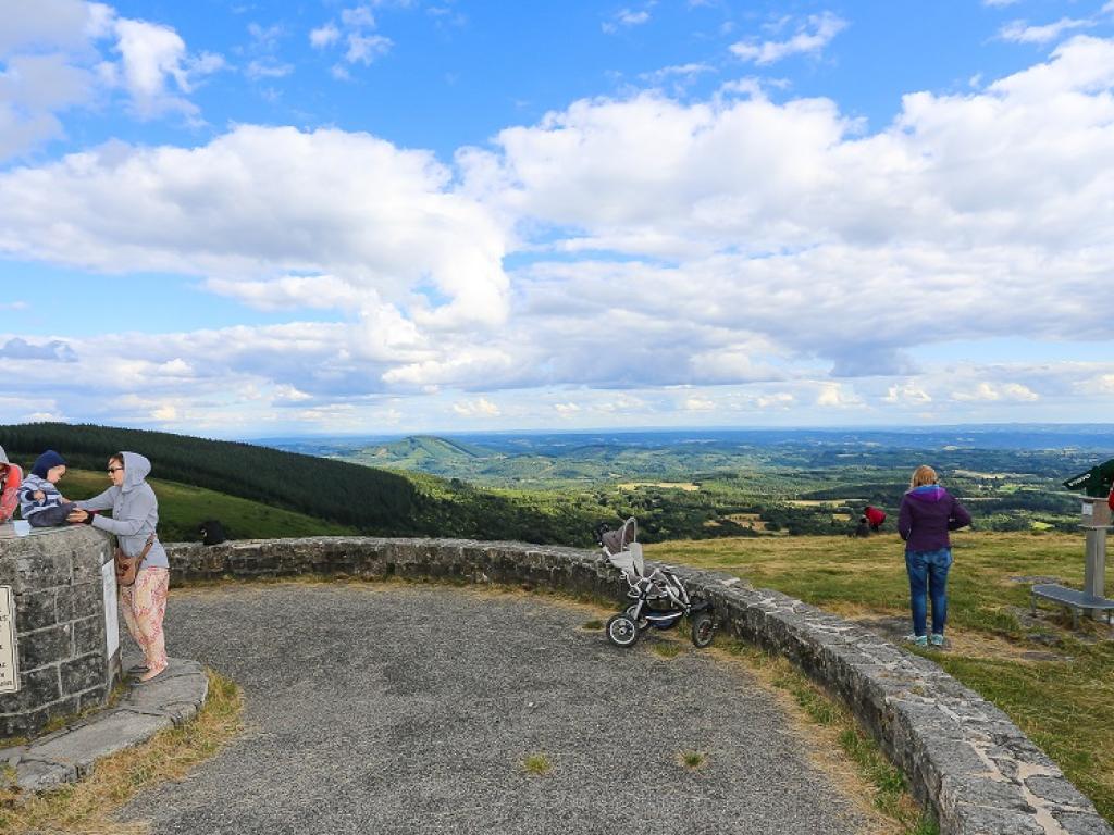 Sommet dégagé du Suc au May dans les Monédières, avec vue sur les collines boisées de la Corrèze