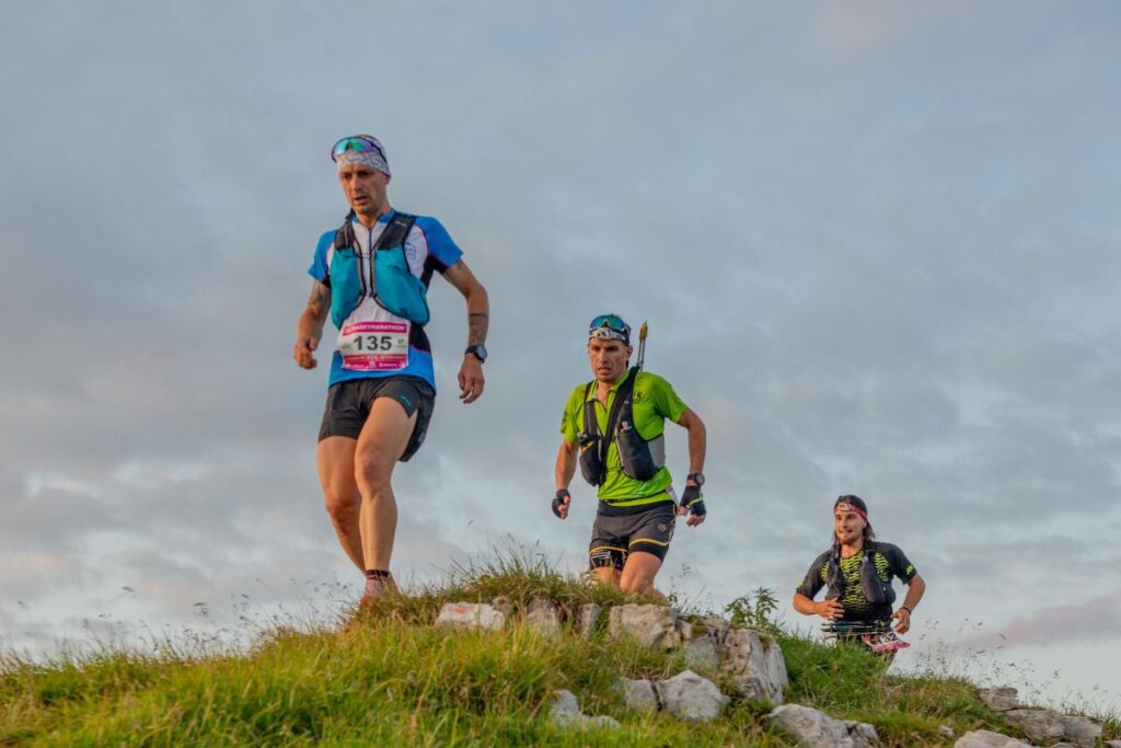 Coureurs de l’Ultra-Trail du Mont-Blanc sur un sentier de montagne