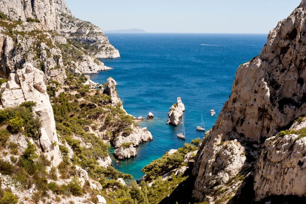 Calanque de Sugiton et ses eaux turquoise vues depuis le belvédère, à Marseille