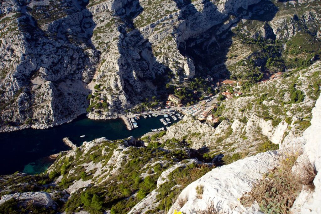 Petit port de pêche et cabanons de la calanque de Morgiou à Marseille