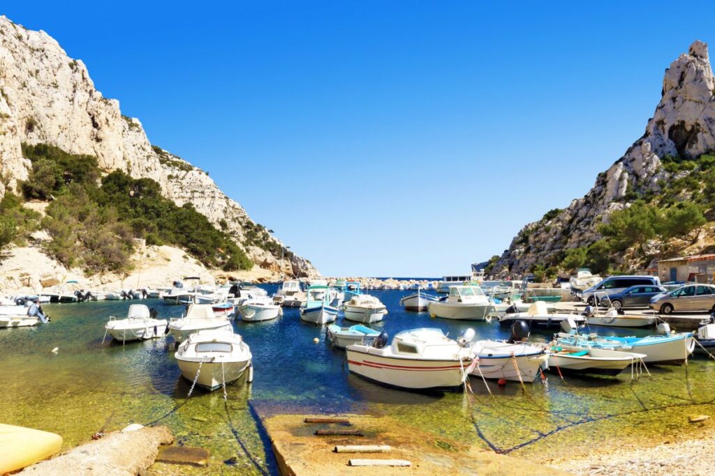 Grande plage et baie de la calanque de Sormiou entourée de falaises à Marseille