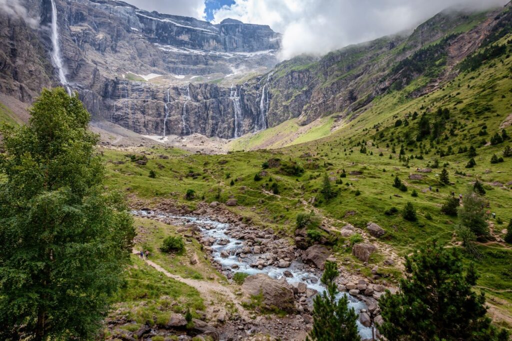 Parois et grande cascade du cirque de Gavarnie dans les Hautes-Pyrénées