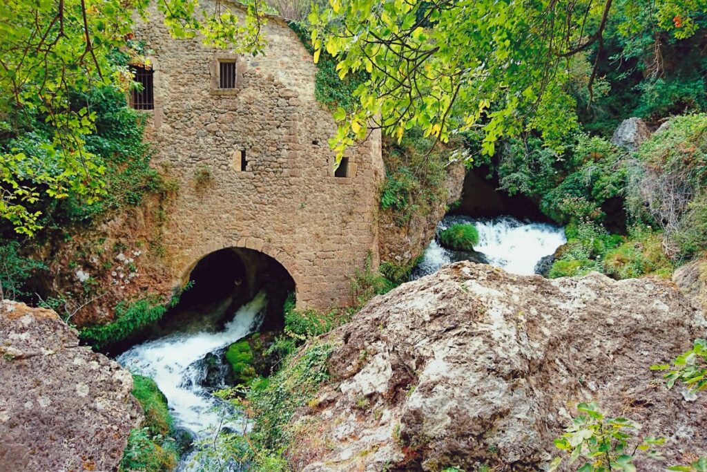 Méandre abandonné et village au fond du cirque de Navacelles