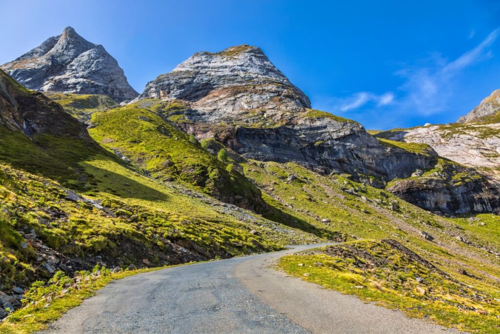 Vaste fond herbeux du cirque de Troumouse et ses crêtes rocheuses