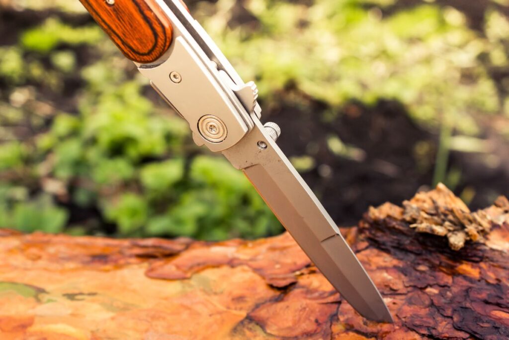 Petit couteau pliant de camping posé à côté d’une popote