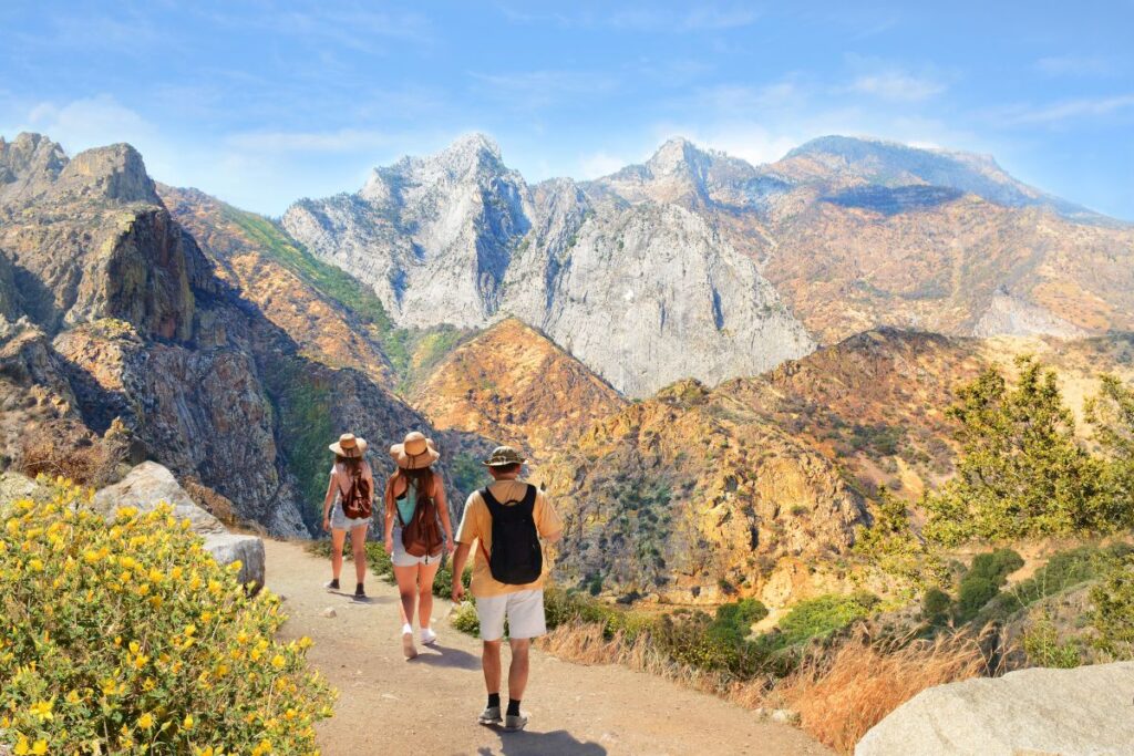 Randonneuse assise face à une vallée de montagne, sans téléphone