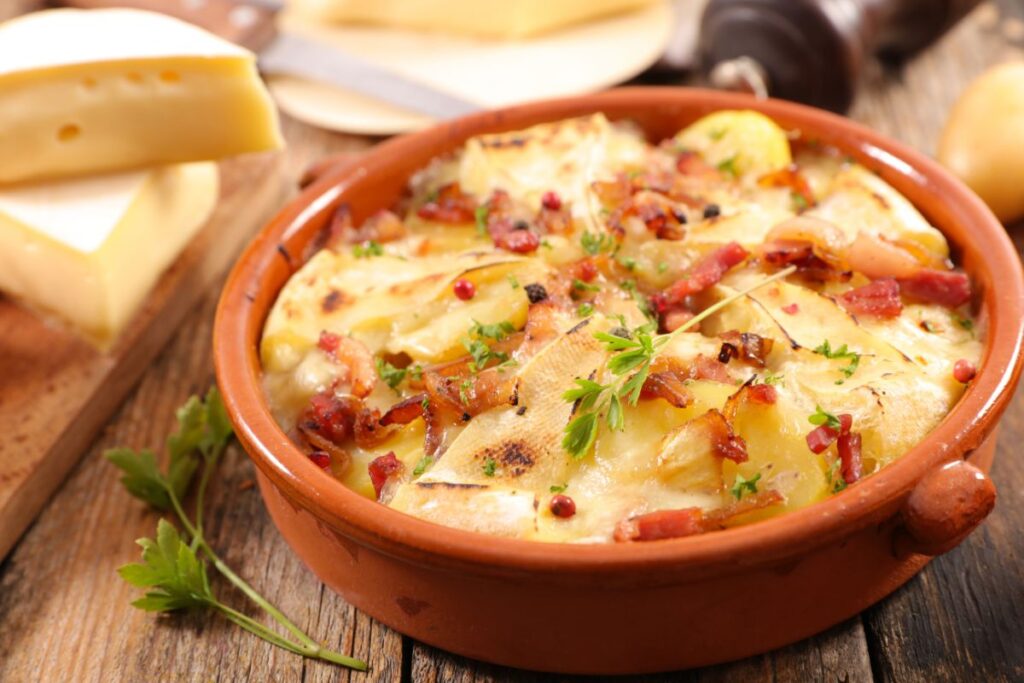 Tartiflette au reblochon gratinée dans un plat, spécialité de Haute-Savoie