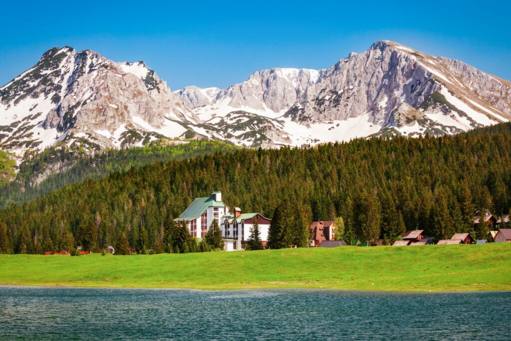 Crno Jezero, lac noir entouré de forêt de conifères dans le parc national du Durmitor au Monténégro