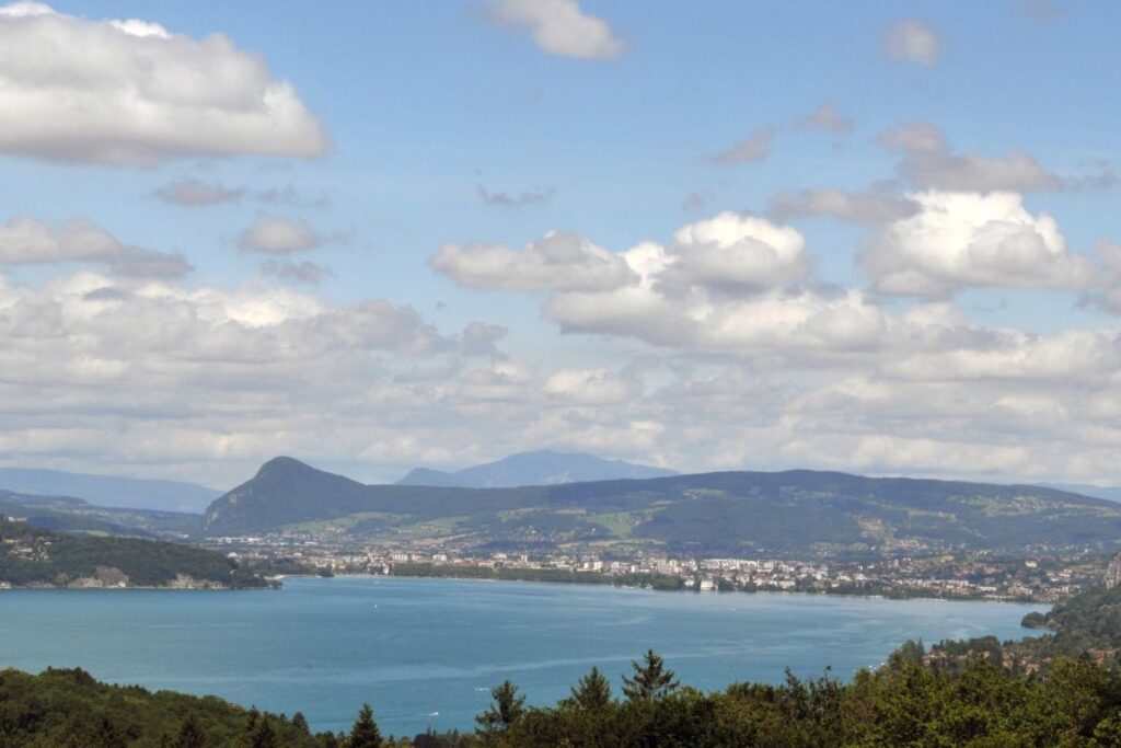 Rive sud du lac d’Annecy près de Duingt avec les montagnes des Bauges et des Aravis