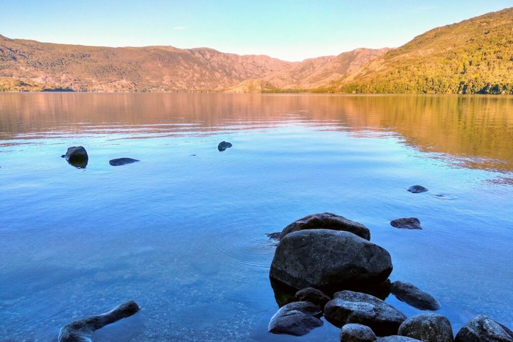 Lac de Sanabria entouré de collines boisées dans la province de Zamora en Espagne