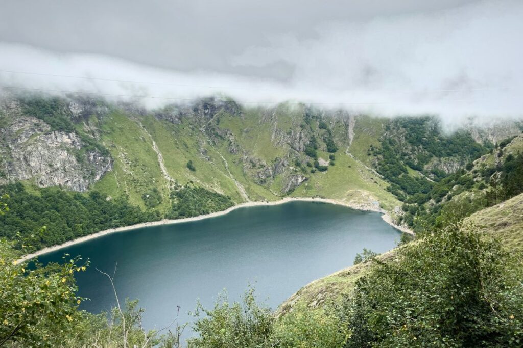 Lac d’Oô aux eaux turquoise et sa grande cascade dans la vallée d’Astau, Haute-Garonne