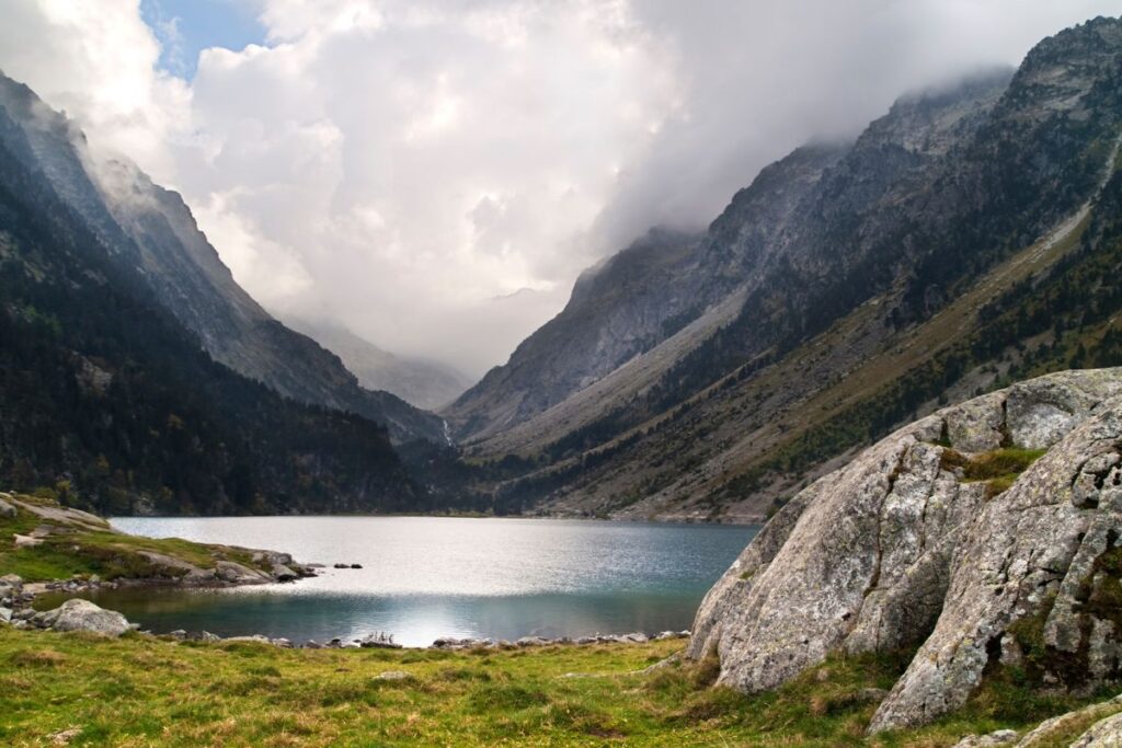 Lac de Gaube avec la face nord du Vignemale en arrière-plan, au-dessus du Pont d’Espagne près de Cauterets