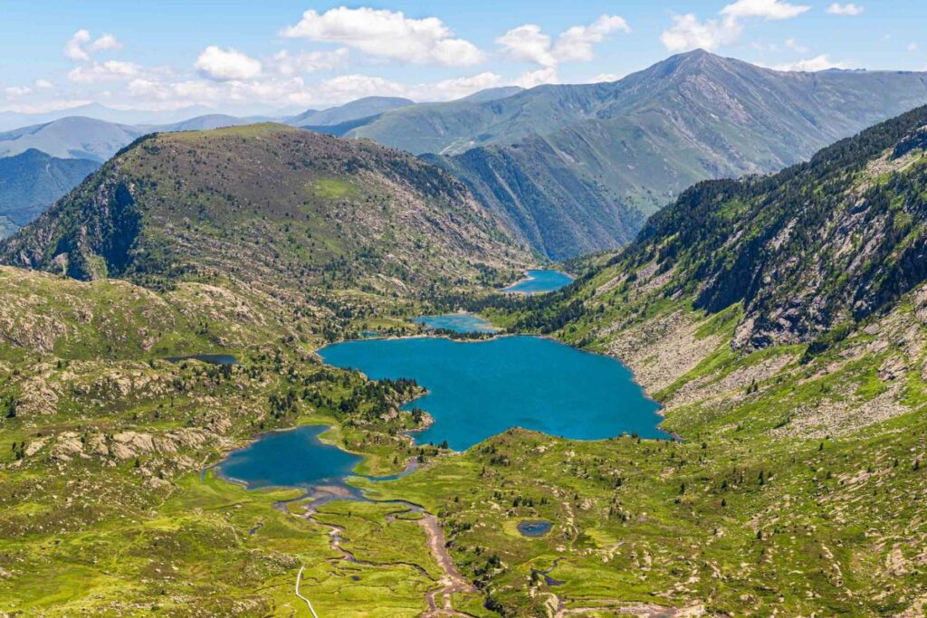 Étangs de Bassiès parsemés de blocs de granite sur un plateau d’altitude en Ariège