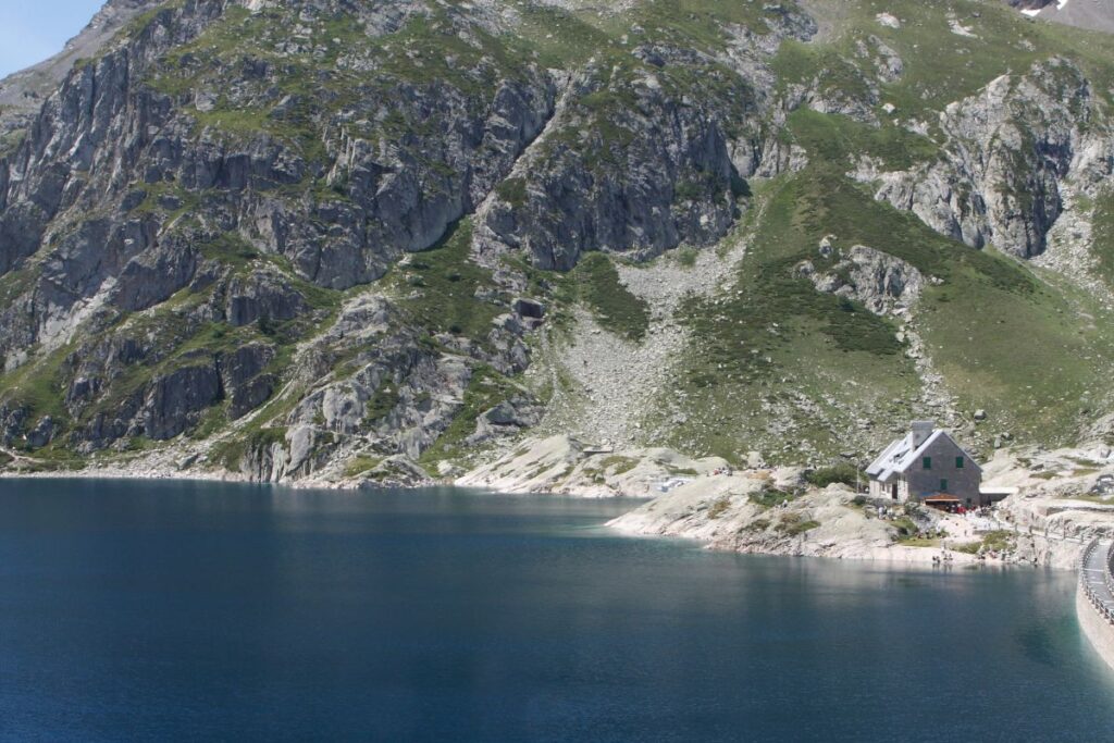 Lac d’Artouste et son barrage entourés de sommets granitiques en vallée d’Ossau