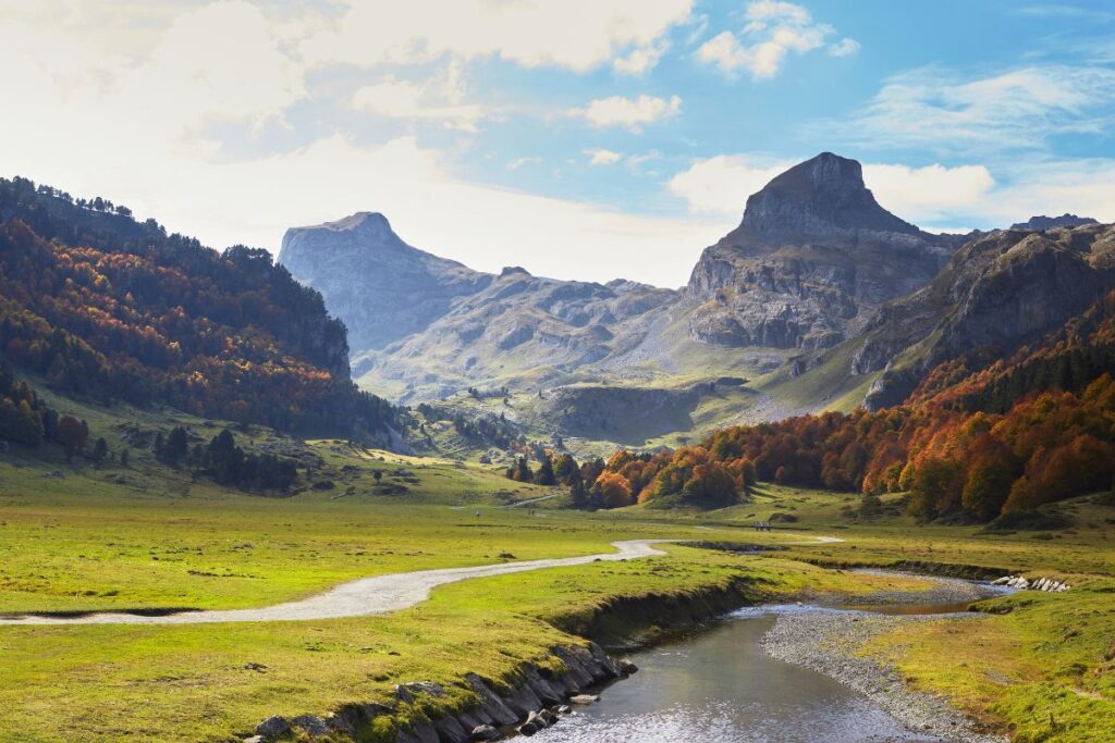 Lac de Bious-Artigues avec le pic du Midi d’Ossau se reflétant dans l’eau, vallée d’Ossau