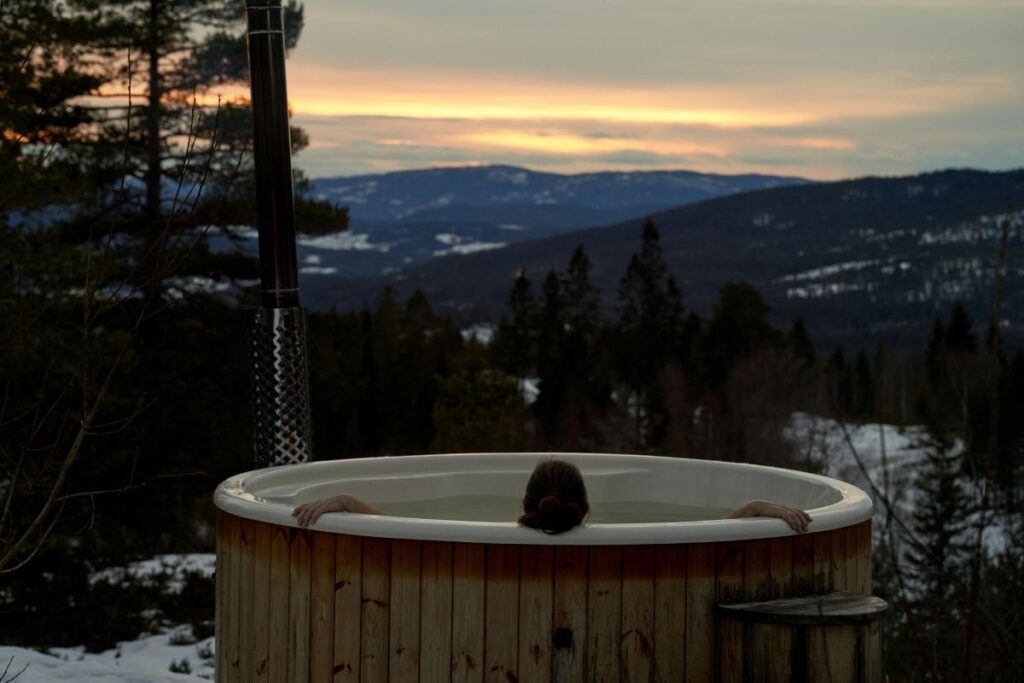 Espace détente d’un spa de montagne avec vue sur un paysage alpin