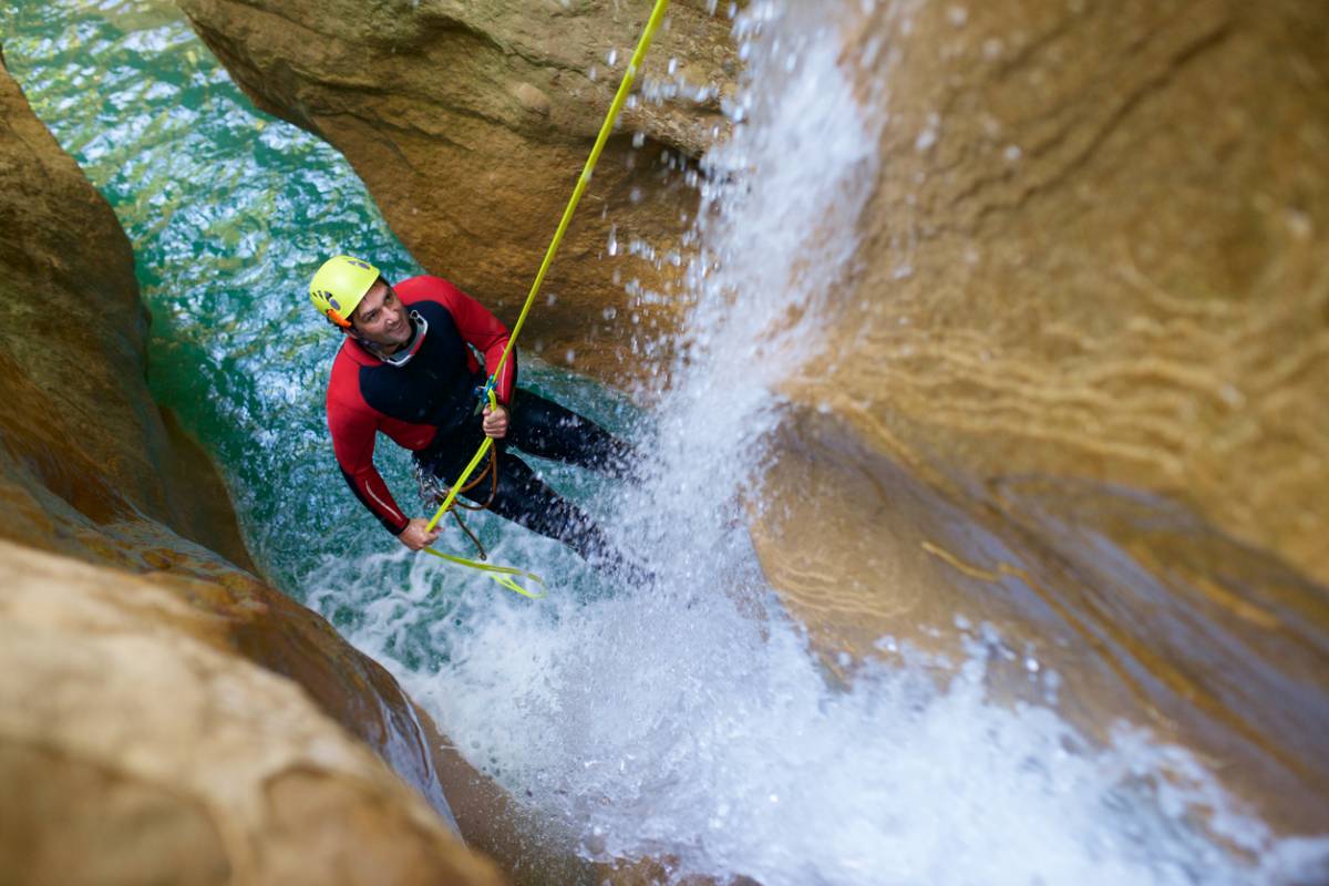 Canyoning pour débutants : principe, équipement, encadrement et sécurité