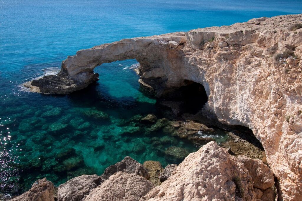 Falaises calcaires blanches et eau turquoise d’une calanque près de Cassis, dans le Parc national des Calanques