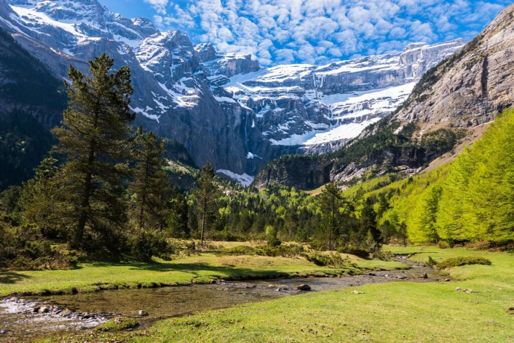 Murailles du cirque de Gavarnie et grande cascade vues depuis le chemin du fond de vallée, Hautes-Pyrénées