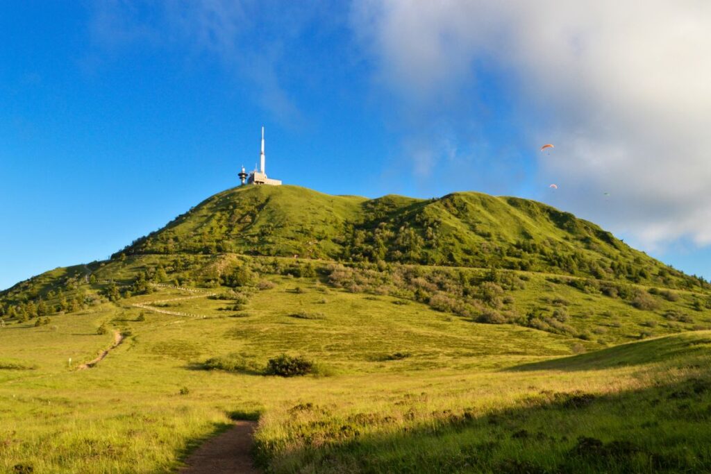 Vue sur la chaîne des Puys et ses cônes volcaniques depuis les pentes du puy de Dôme, en Auvergne