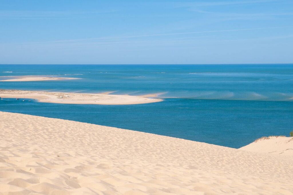 Crête de la dune du Pilat entre l’océan Atlantique et la forêt de pins, près d’Arcachon en Gironde