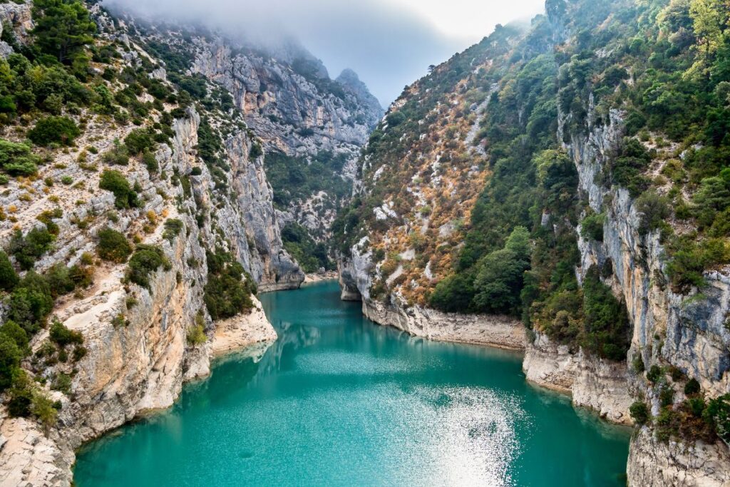 Parois calcaires et rivière vert émeraude au fond des gorges du Verdon, le long du sentier Blanc-Martel