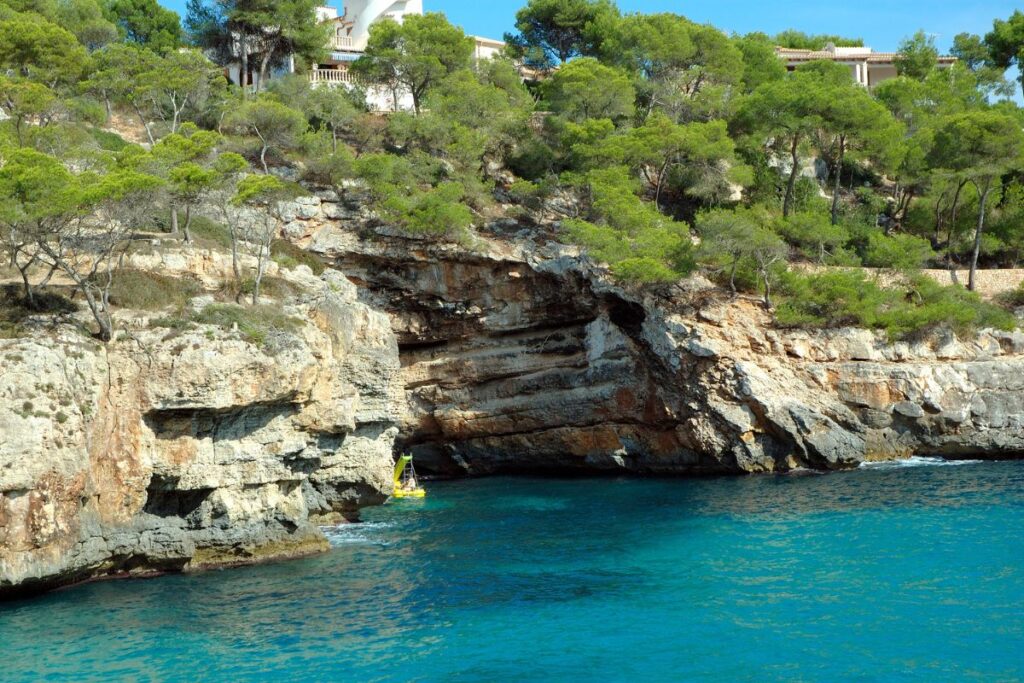 Couple de randonneurs face à une calanque aux eaux turquoise entre Marseille et Cassis