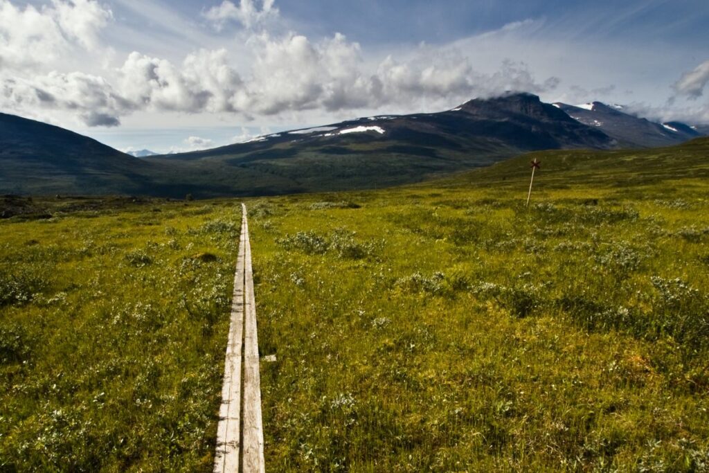 Sentier du Kungsleden traversant la toundra de Laponie suédoise
