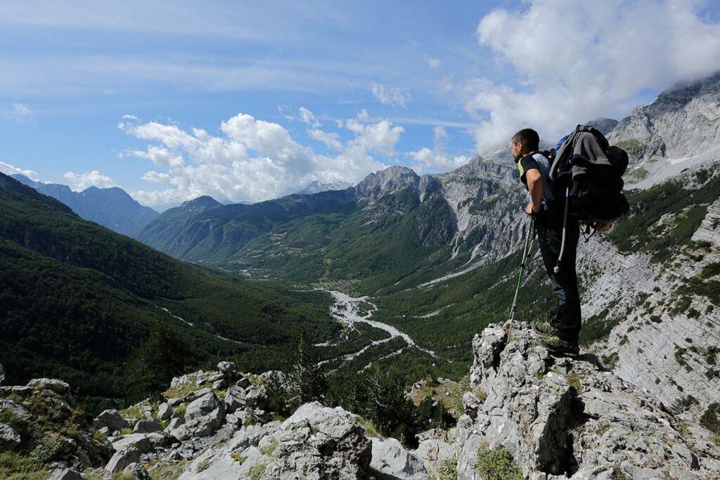 Montagnes karstiques sauvages des Alpes dinariques dans les Balkans