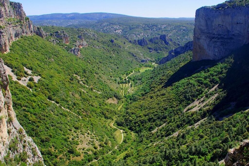 Village de Saint-Guilhem-le-Désert et falaises du Val de Gellone, départ du sentier des Fenestrettes