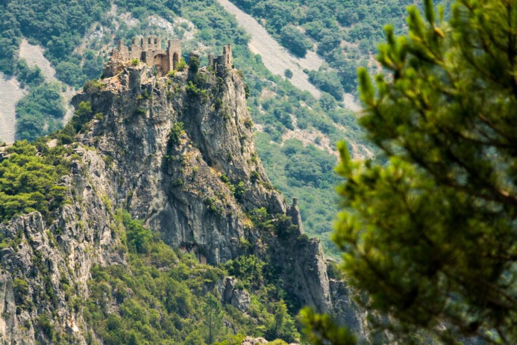 Chemin caladé du sentier des Fenestrettes accroché aux falaises du cirque de l’Infernet
