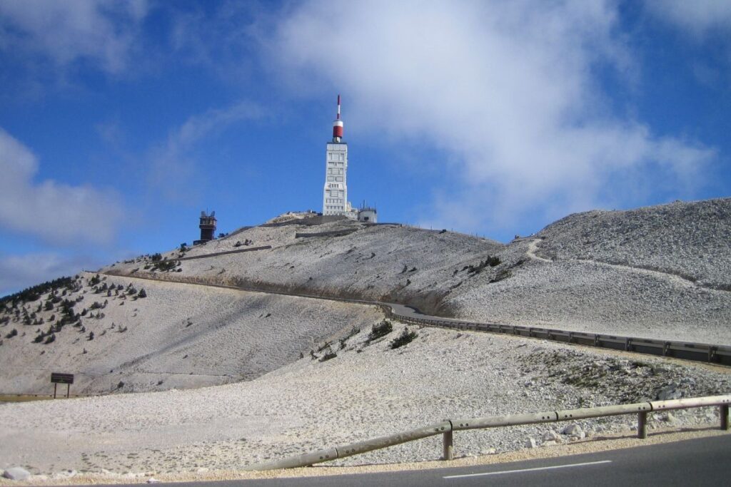 Pentes calcaires et désert de pierres au sommet du mont Ventoux dans le Vaucluse